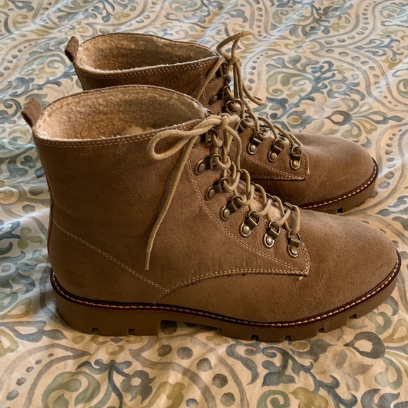 Brand new! Suede boots with Sherpa lining. Size 10 - Picture 2 of 6